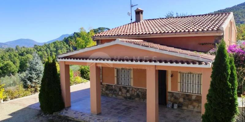 Vind uw ideale huis in dit landhuis te koop in Cocentaina met uitzicht op de bergen