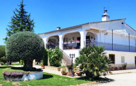 Do you want to live in a different place? Our villa for sale in Alcocer de Planes will captivate you