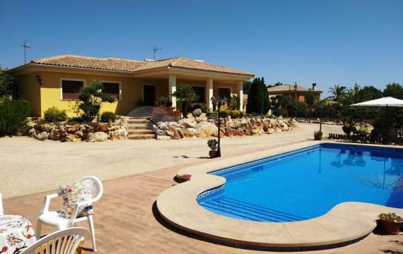 This high standing villa for sale in Ontinyent has no lack of details