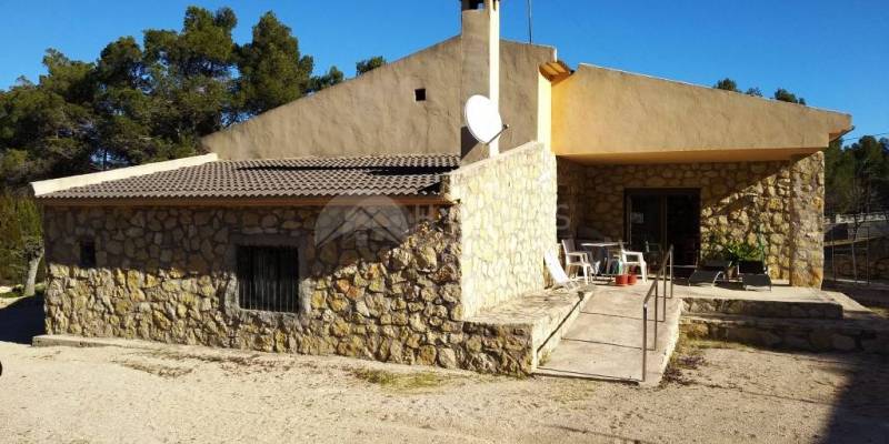 Het landelijke ontwerp van deze villa te koop in Alcoy past perfect in de natuurlijke omgeving.