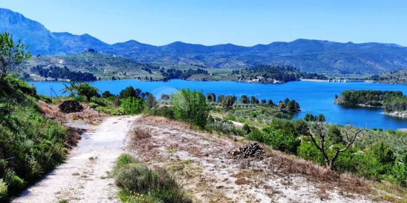 Plots for sale in Planes with views of the reservoir: the ideal place to build your villa