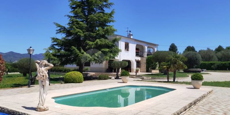 Traditional style chalet in Alcocer de Planes: where each window is a painting of nature