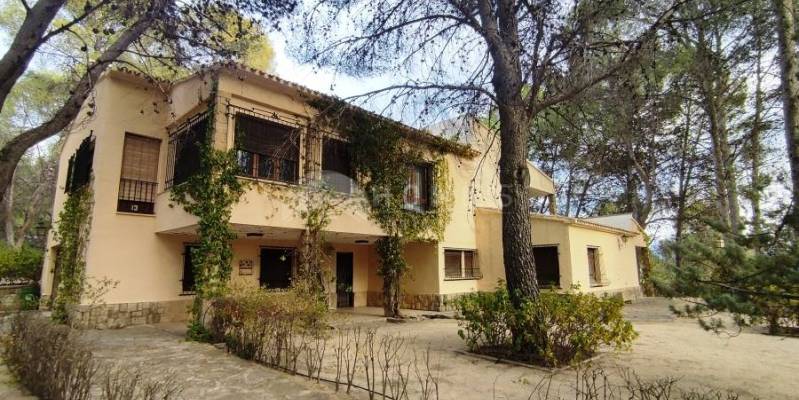 Are you looking for a private paradise in the countryside? This villa for sale in Cocentaina is for you