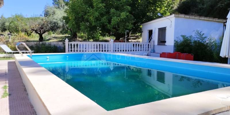 En un entorno idílico para desconectar se ubica esta casa de campo en venta en Cocentaina