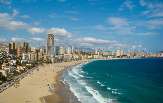 ¿Sabes que nuestras casas de campo en venta en Muro de Alcoy se encuentran a menos de 1 hora de las turísticas playas de Benidorm?