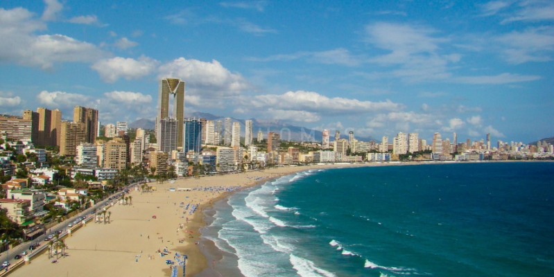 ¿Sabes que nuestras casas de campo en venta en Muro de Alcoy se encuentran a menos de 1 hora de las turísticas playas de Benidorm?