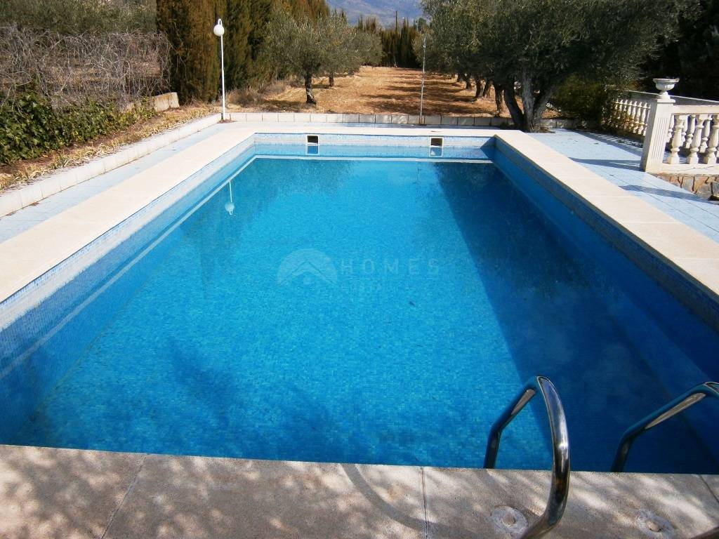 SE VENDE CASA DE CAMPO CON 4 DORMITORIOS Y PISCINA M...